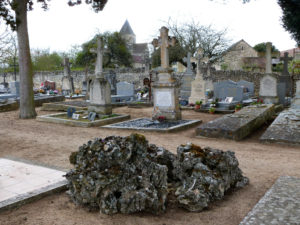 La tombe de l’abbé Nicolas, dans le cimetière de Monthoiron,